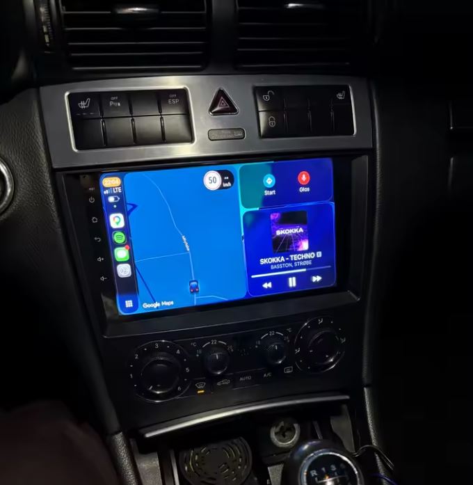 Android-Radio im Cockpit Mercedes C-Klasse W203 / CLK W209, echtes Foto, Berlin