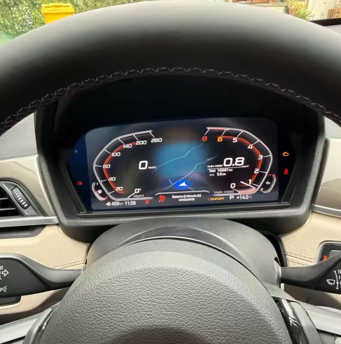 Digitales Cockpit im BMW X1 F48, echtes Foto, Berlin