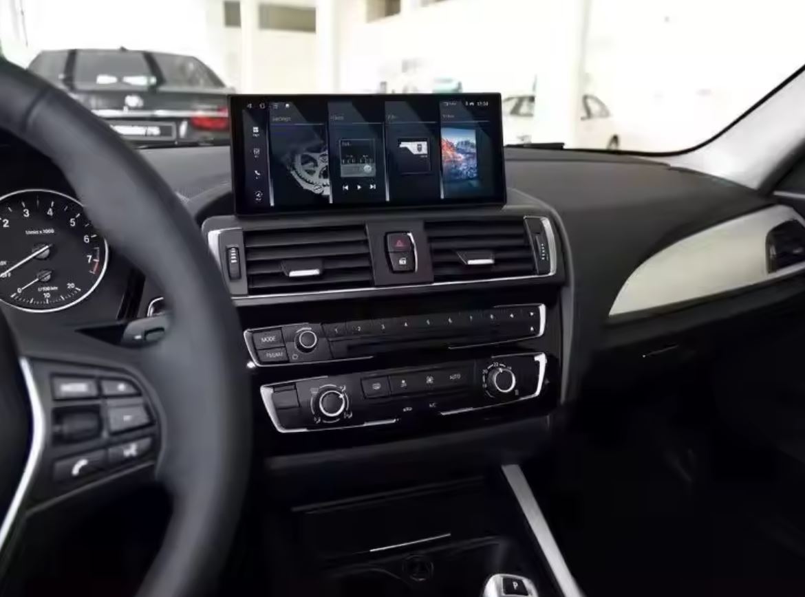 10,25-Zoll-Display im BMW X1 F48, Berlin