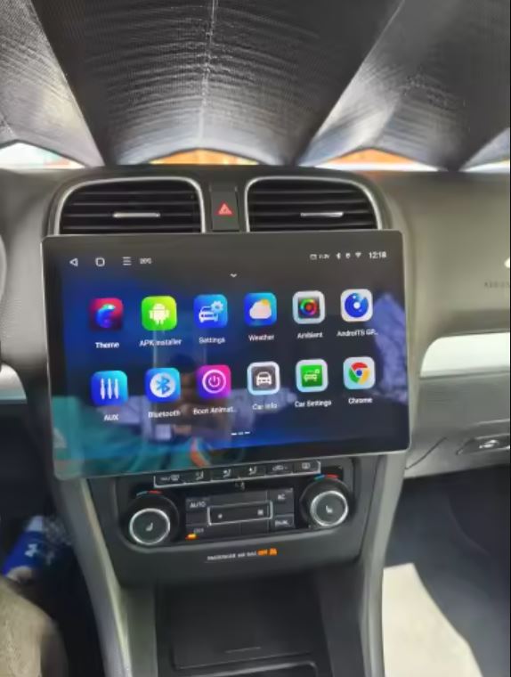 Großes Android-Display im VW Golf 6, echtes Foto, Berlin