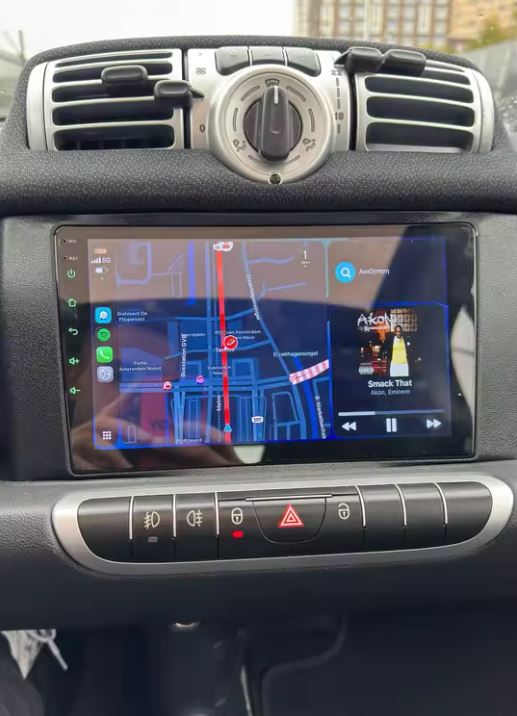 Android-Radio im Cockpit Smart Fortwo 451, echtes Foto, Berlin