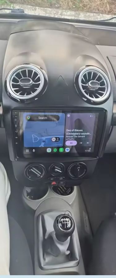 Android Auto auf dem nachgerüsteten 9-Zoll-Display im VW New Beetle, echtes Foto, Berlin