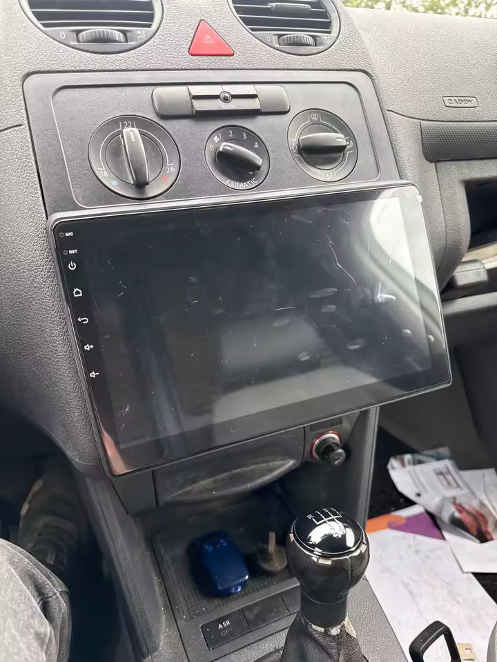 10-Zoll Android-Radio im VW Caddy, Einbaudetail, echtes Foto, Berlin