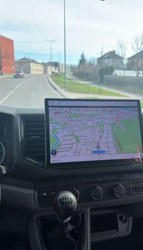Top-Version mit großem Display im VW Crafter eingebaut, echtes Foto, Berlin