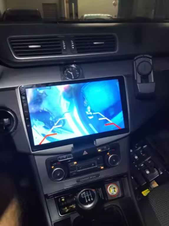 Rückfahrkamera-Bild auf dem nachgerüsteten Display im VW Passat, echtes Foto, Berlin