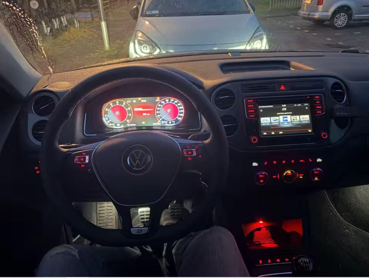 Digitales Cockpit im VW Tiguan nachgerüstet, echtes Foto, Berlin