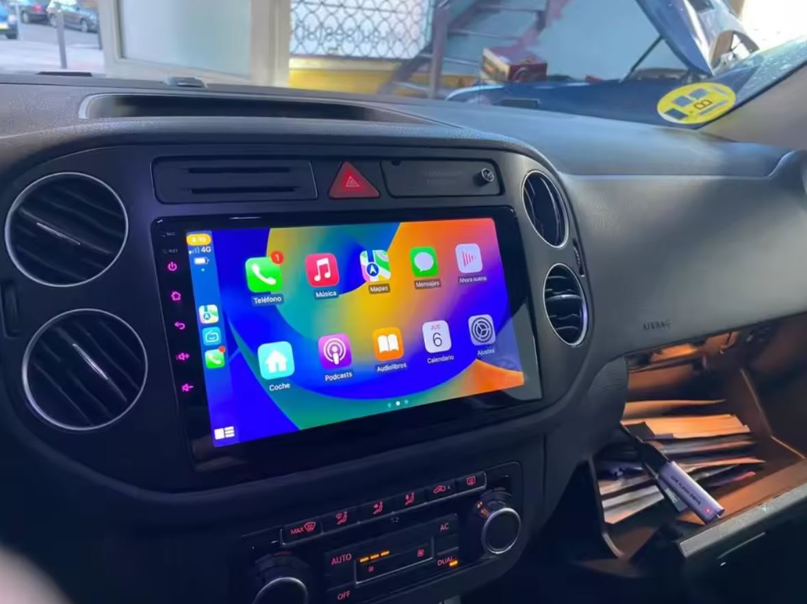 Apple CarPlay auf dem nachgerüsteten Display im VW Tiguan, echtes Foto, Berlin